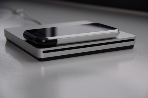 Le Superdrive du Macbook Air surmont d'un iPhone (JPG)